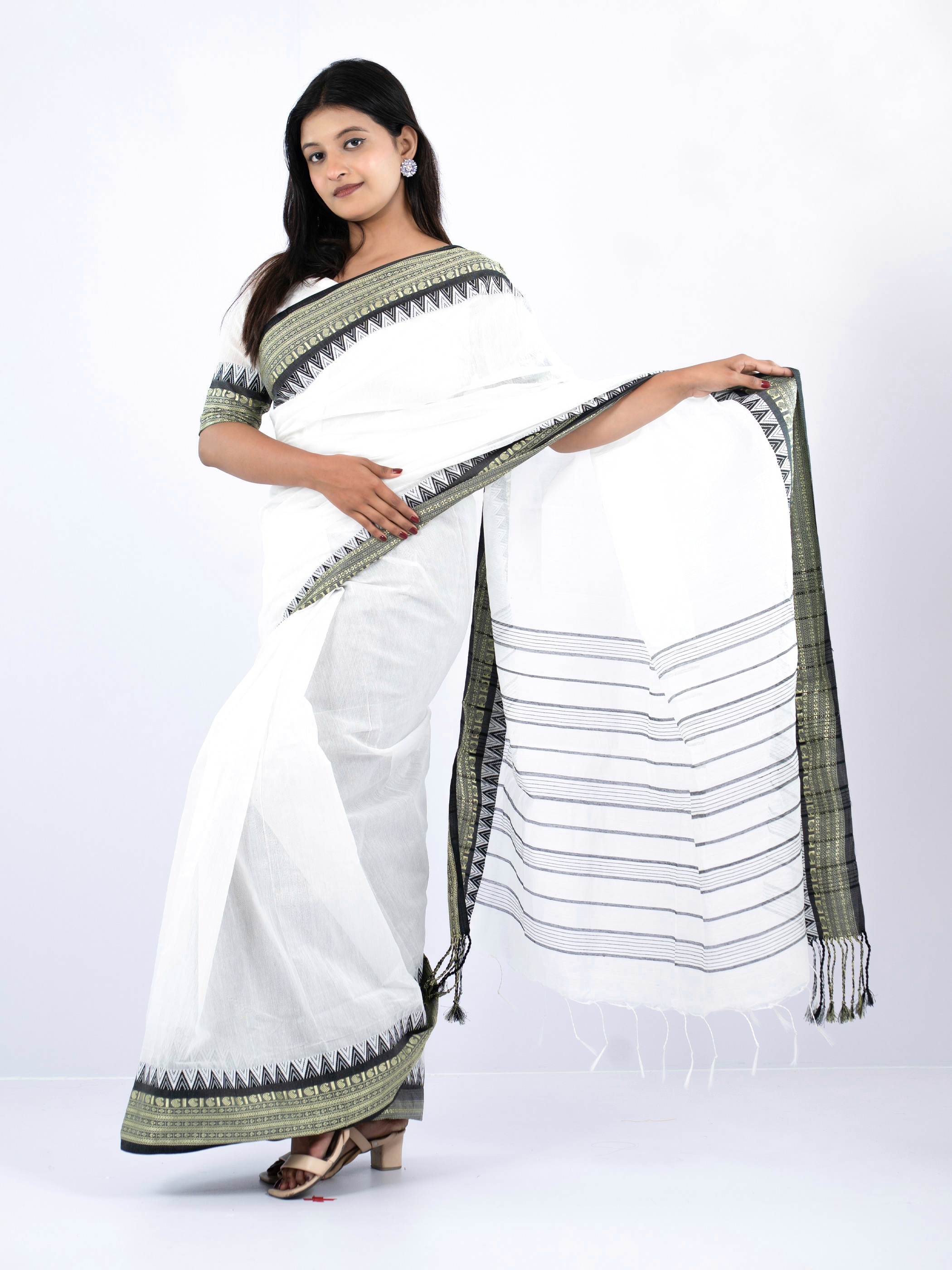 প্রভাতী প্রিমিয়াম প্লেইন হাফ সিল্ক – হোয়াইট & গোল্ডেন ব্ল্যাক