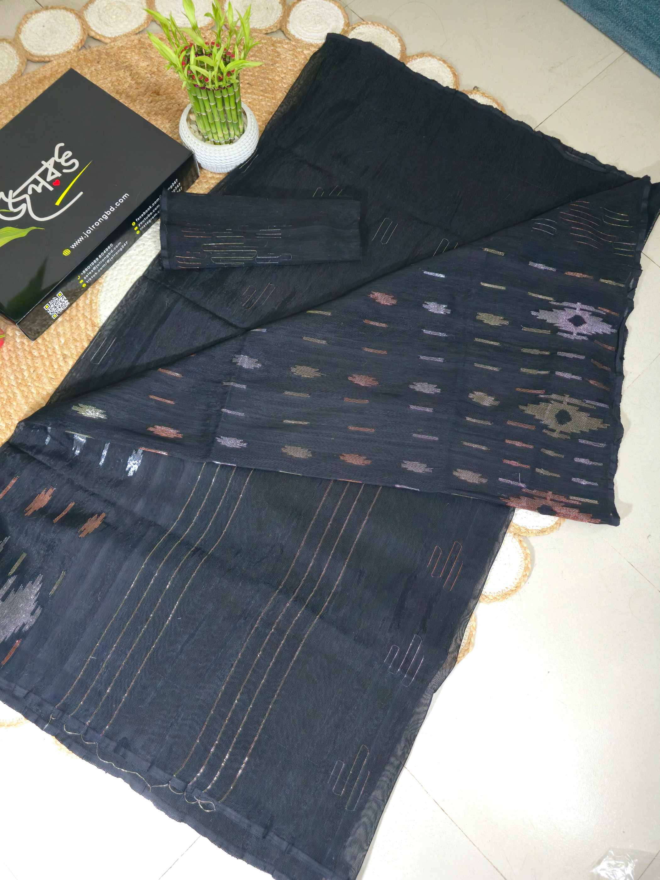 কালো কালার ঢাকাই জামদানী