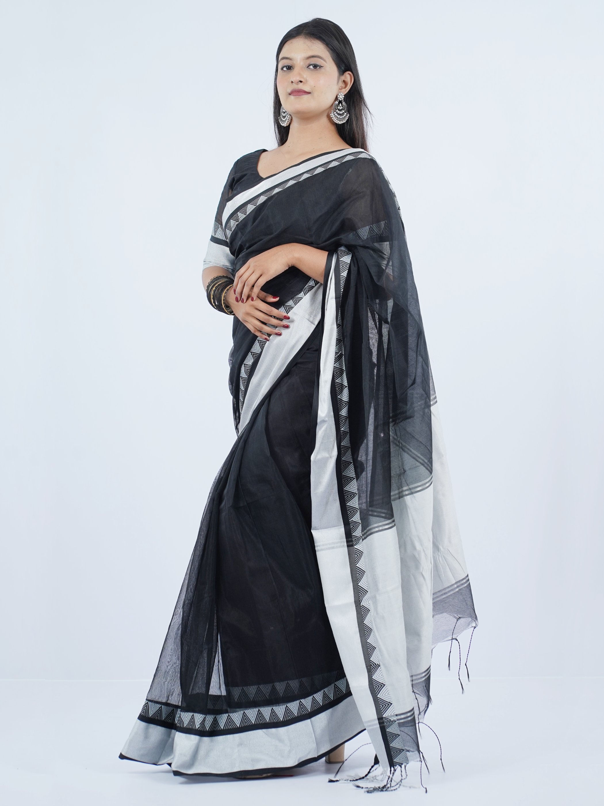 এলিগ্যান্ট হাফ সিল্ক শাড়ি – কালো ও সিলভার