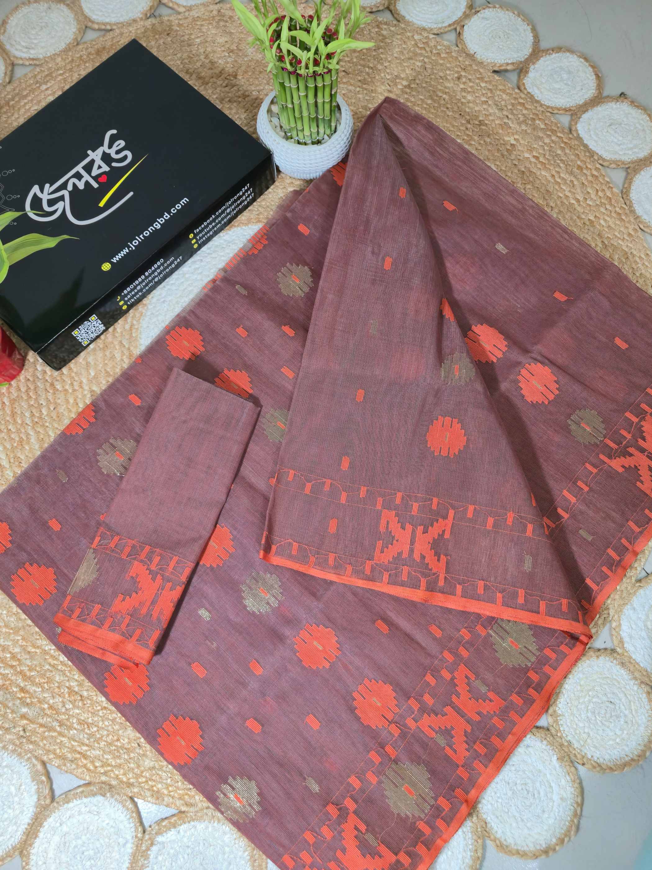 দারুচিনি কালার ঢাকাই জামদানী