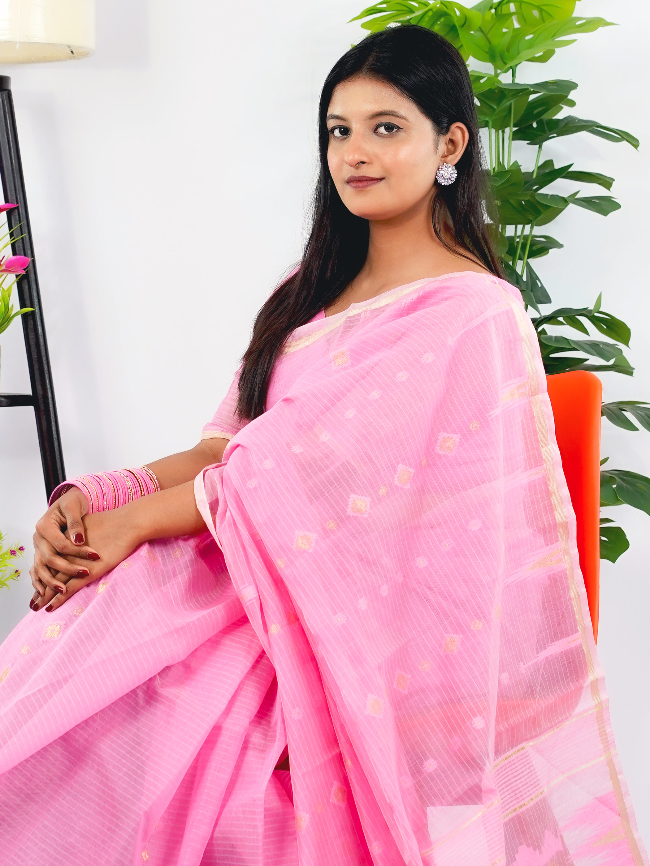 কঙ্কাবতী প্রিমিয়াম হাফ সিল্ক চেক লাইট শাড়ি – পিঙ্ক ও সোনালী