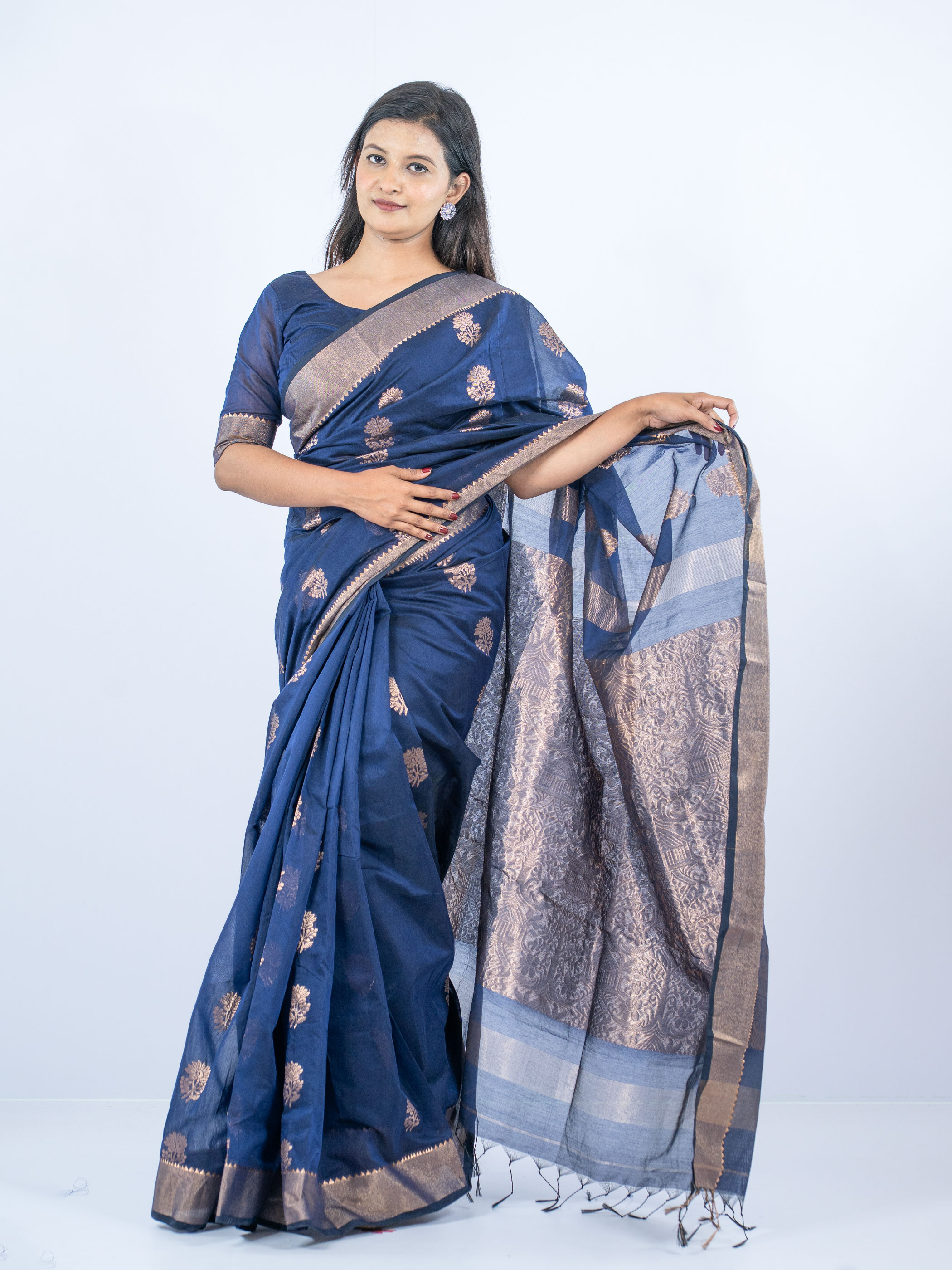 মিষ্টিলতা প্রিমিয়াম হাফ সিল্ক গার্ডেন আঁচল জামদানী – নেভি ব্লু ও ব্রোঞ্জ