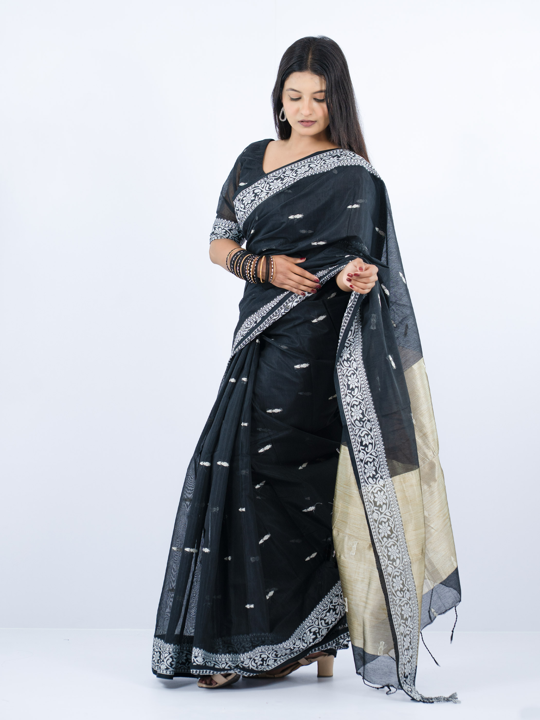 প্রয়সী এলিগ্যান্ট হাফ সিল্ক শাড়ি – গ্রিনস ব্ল্যাক & গোল্ড